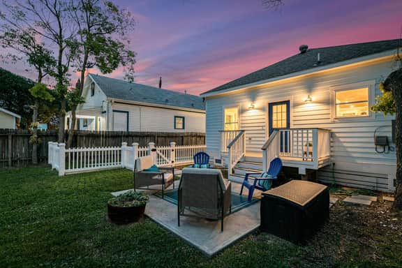 Crystal Cottage - Private Yard, Close to Beach - Image 4