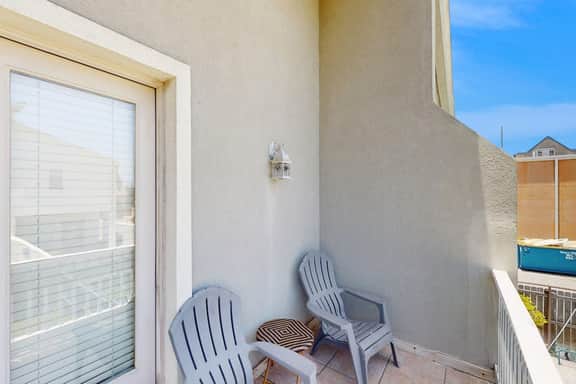 Casa Nirvana - Steps to the Beach & Balcony - Image 4