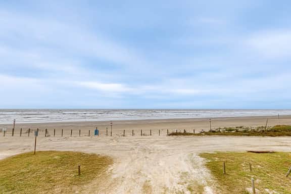 Hit the Beach - Gulf-Front, Direct Beach Access - Image 4