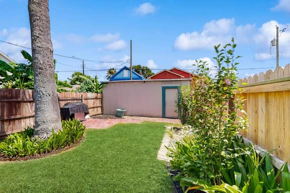 Seashell Shack - Cozy Galveston Home, Fenced Yard - Image 3
