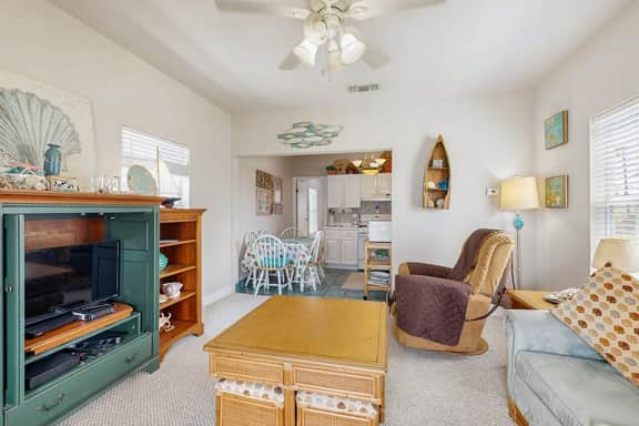 Seashell Shack - Cozy Galveston Home, Fenced Yard - Image 4