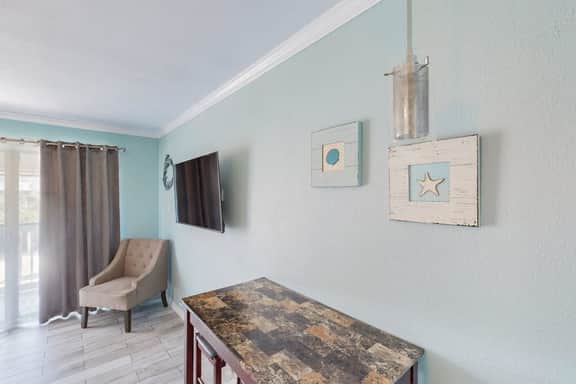 Seawall Getaway - Pool, Balcony, Walk to Beach - Image 5