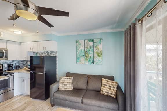 Seawall Getaway - Pool, Balcony, Walk to Beach - Image 4