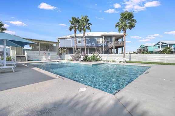 The Blue Shell - Pool, Big Deck & Dog-Friendly - Image 4