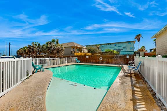 The Coral Cove - Walk to Beach, Pool & Dogs OK - Image 3