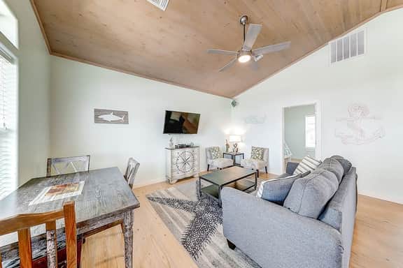 Eskridge Gem Unit B - Near Shops & Beach, Dogs OK - Image 3