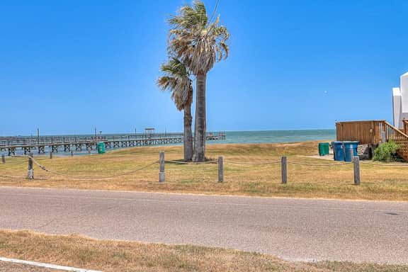 Blue Bay Breeze - Fenced Yard & Deck by the Bay - Image 5