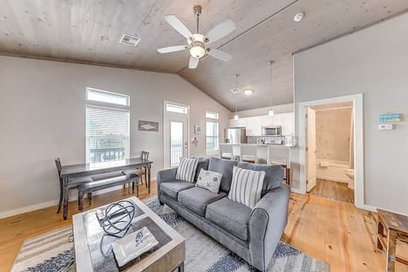 Eskridge Gem Unit A - Deck Views & Dog-Friendly - Image 3