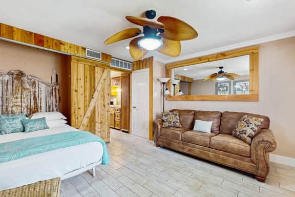 Quaint Oasis - Shared Pool & Beach Access - Image 5