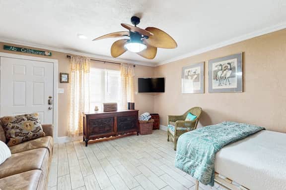 Quaint Oasis - Shared Pool & Beach Access - Image 4