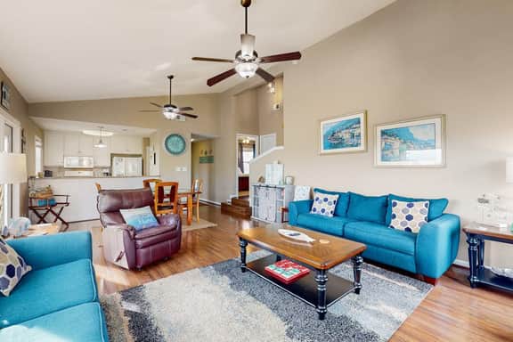 Sea La Vie Retreat - Walk to Beach & Shared Pool - Image 2