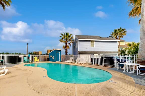 Sea La Vie Retreat - Walk to Beach & Shared Pool - Image 5