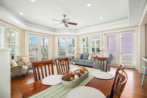 Ship Shape - Gulf Views, Walk to the Beach, Pet's Welcome! - Image 4