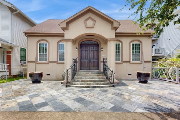 Sandcastle Retreat - Heart of Galveston, Dogs OK - Image 1