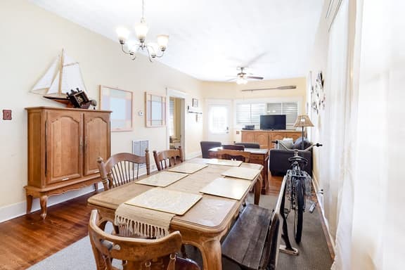 Castaway Cottage - Big Backyard & Dog-Friendly - Image 1