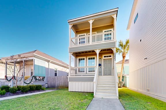 Marie Manor - Walk to Beach, Sleeps 14, Dogs OK - Image 1