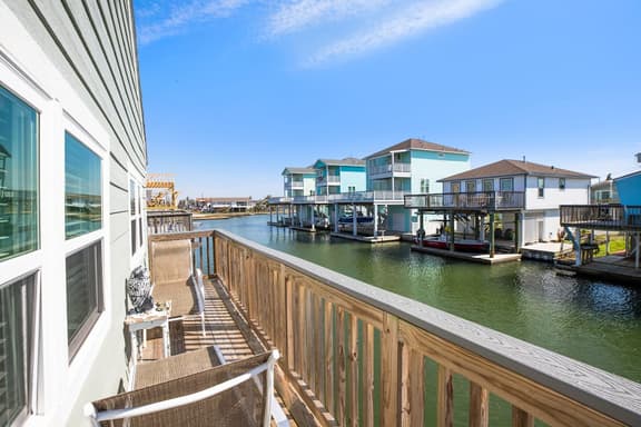 Crabbin Cabin - Waterfront Home with Balcony - Image 1