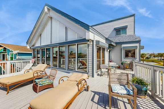 Tiki Hideaway - Canal-Front, Big Deck & Dogs OK - Image 1