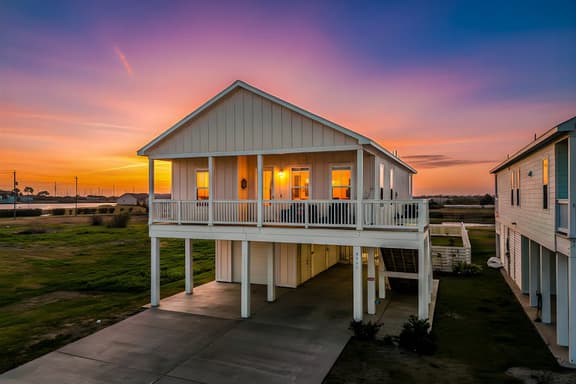 Just Peachie - Hot Tub, Yard & Steps to Sand - Image 1