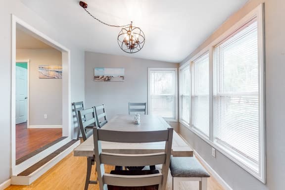 The Seahorse - Sleeps 12, Near Beach & Downtown - Image 1