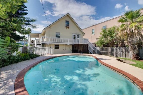 Aries Chateau - Private Pool, Half Block to Beach - Image 1