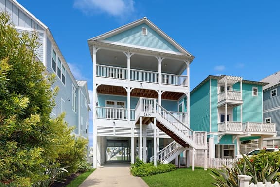 The Conch Casa - Steps to the Beach, Sleeps 9 - Image 1