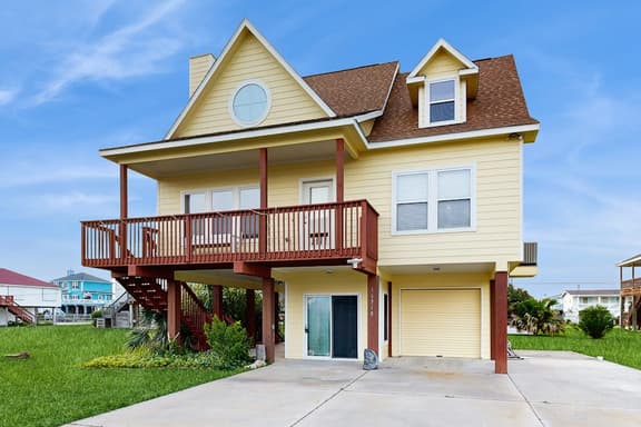 The Yellow Pelican - Bay Views, Steps to the Sand - Image 1