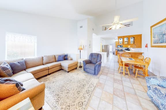 Acapulco Townhouse - Walk to Beach & Dog-Friendly - Image 1