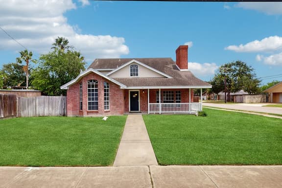Pelican Pete - Fireplace & Private Yard - Image 1