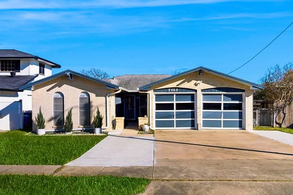 The Bluff Breeze - Canal-Front with Large Yard - Image 1