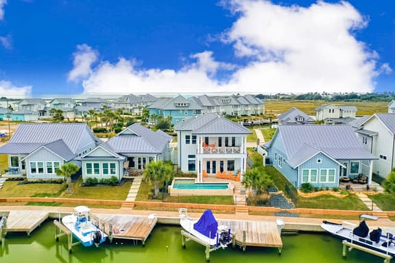 Foxtail Breeze - Waterfront, Private Pool & Dock - Image 1