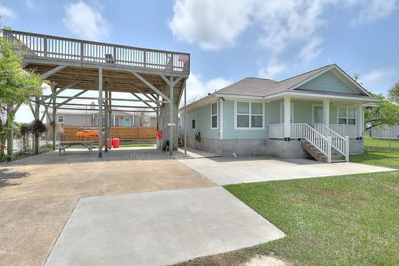 Relaxed Beachin - Rooftop Deck & Bay Views - Image 1