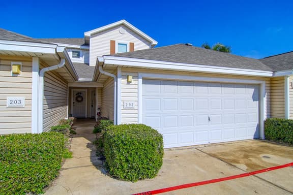 Palm Bay 202 - Heated Pool, BBQ & Beach Access - Image 1
