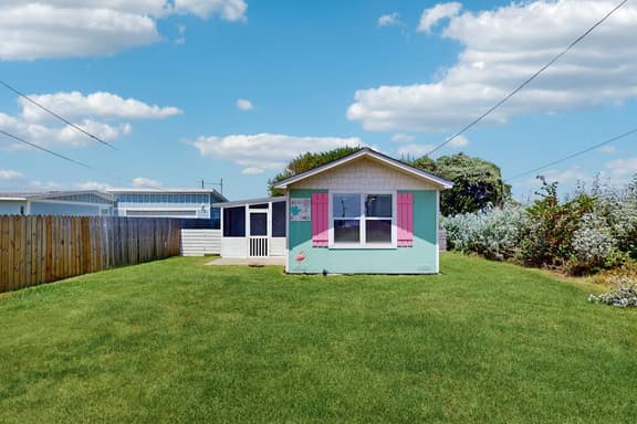 Flip Flop Cottage - Steps to Beach, Dog-Friendly - Image 1
