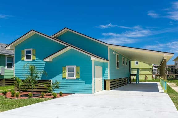 Rockport Getaway - Screened Porch, Near the Beach - Image 1