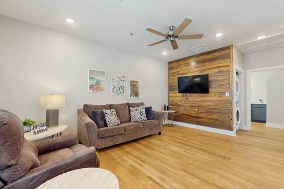 Gone Coastal Cottage - Image 1