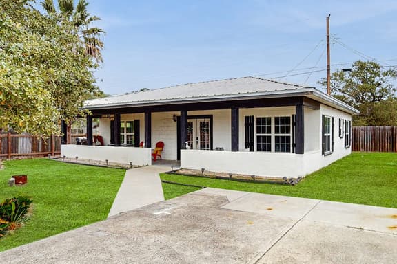Salty Getaway - Patio, BBQ & Dog-Friendly - Image 1