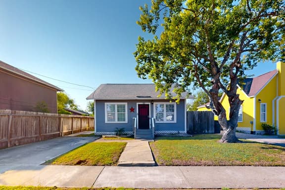 Cozy Home - Bay Views, Fenced Yard, Dogs OK - Image 1