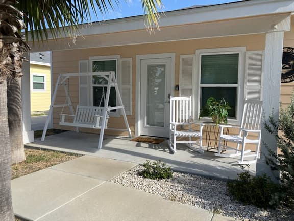 Three Palms By The Bay - Image 1