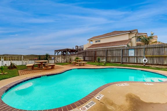 Quaint Oasis - Shared Pool & Beach Access - Image 1