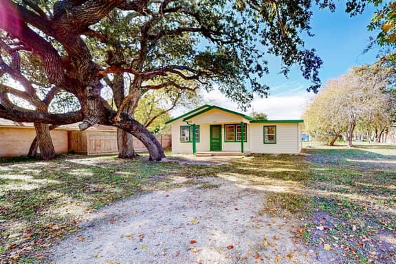 The Bay Breeze - Single-Level with Large Yard - Image 1