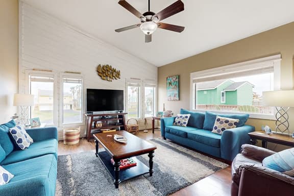 Sea La Vie Retreat - Walk to Beach & Shared Pool - Image 1